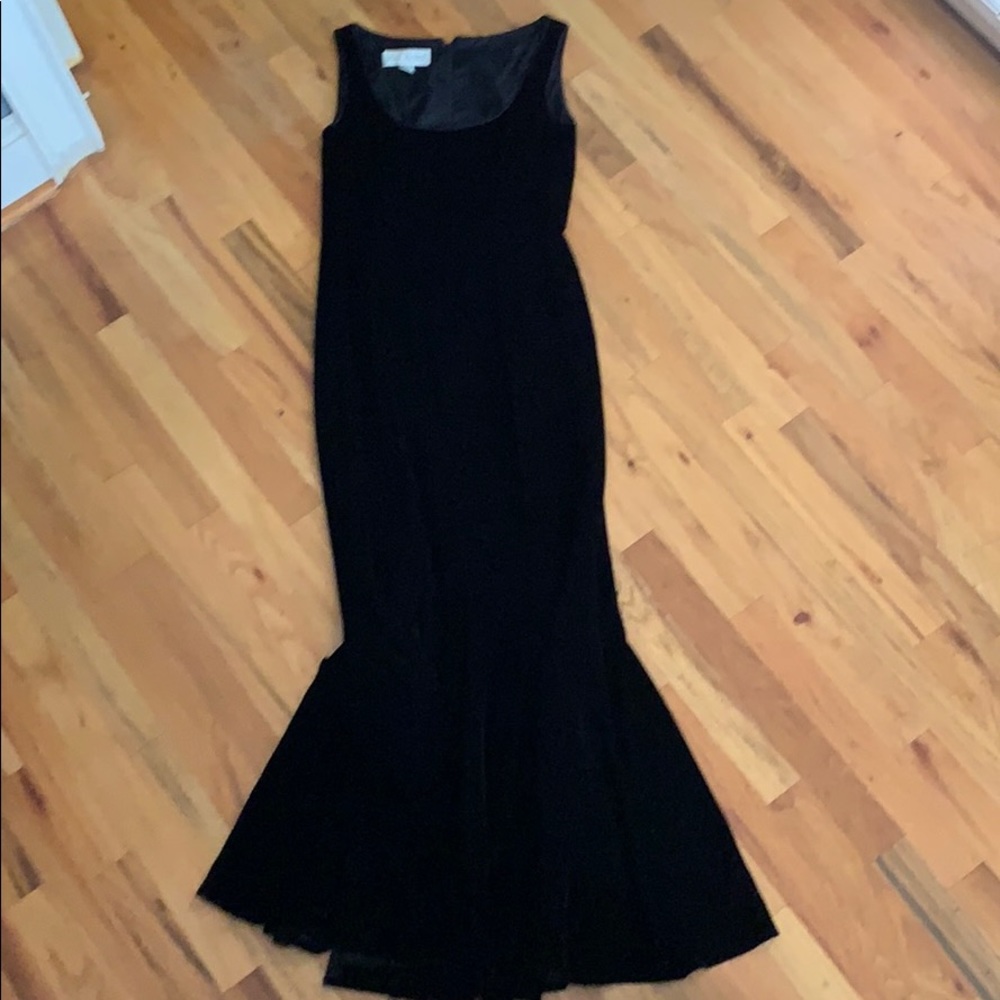 Beautiful black velvet sleeveless evening gown